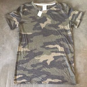 Victoria’s Secret Pink tee